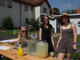 Die jungen Damen der MJF bieten selbstgemachte Limonade an